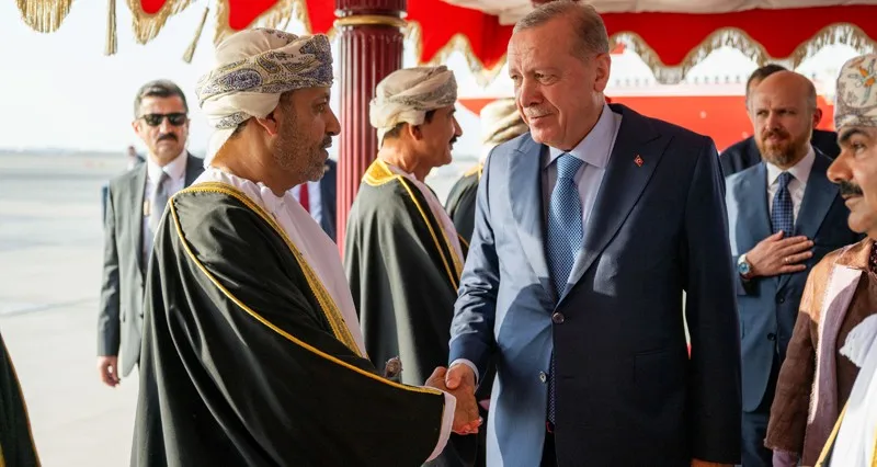 جلالة السلطان فـي مقدمة مستقبلي الرئيس التركي .. ومراسم استقبال رسمية فـي قصر العلم العامر