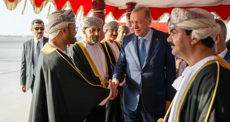 جلالة السلطان فـي مقدمة مستقبلي الرئيس التركي .. ومراسم استقبال رسمية فـي قصر العلم العامر