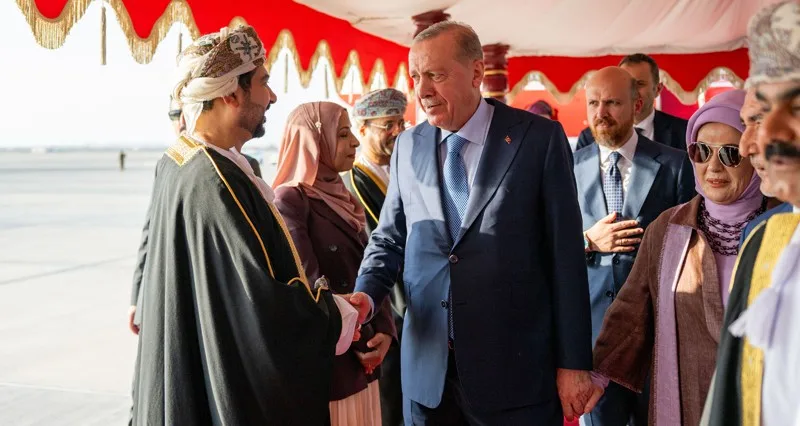 جلالة السلطان فـي مقدمة مستقبلي الرئيس التركي .. ومراسم استقبال رسمية فـي قصر العلم العامر
