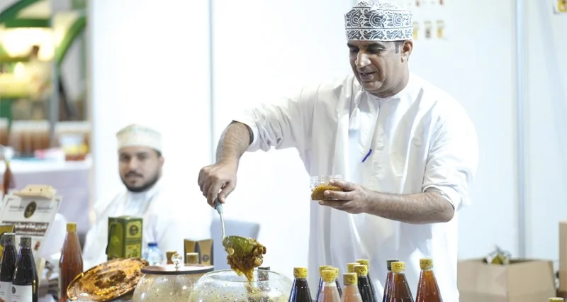 إقبال كبير على المعرض الدولي للتمور والعسل