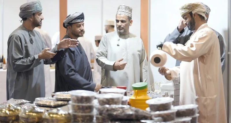 إقبال كبير على المعرض الدولي للتمور والعسل