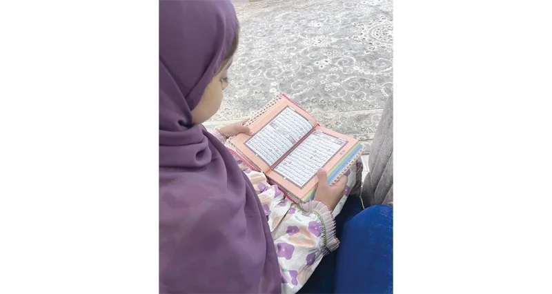 متسابقة تتنافس ضمن أعمال التقييم في النسخة الثانية من مسابقة بهلاء القرآنية