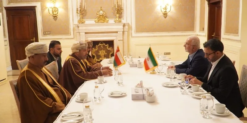 وزير الداخلية يبحث مع نظيره الإيراني سُبل تعزيز التعاون