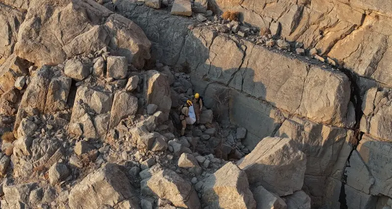 انتشال جثمان من منطقة جبلية وعرة فـي خصب