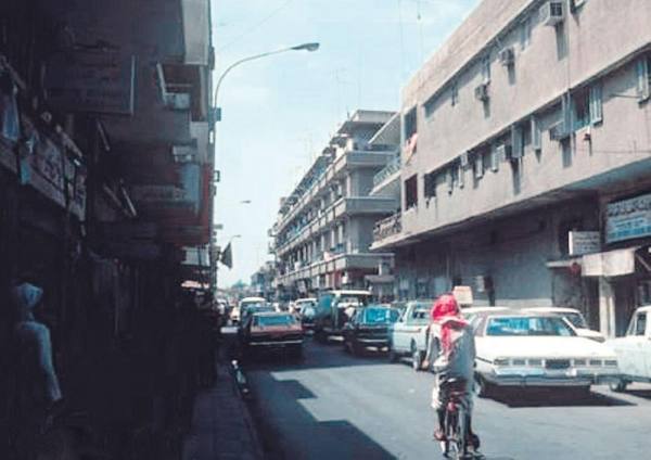 هنا إلى يسار الصورة في عمارة السرور بشارع الأمير محمد.. افتتح الباكستاني أكرم محلا للتصوير في أواخر الخمسينيات (أرشيف الكاتب)