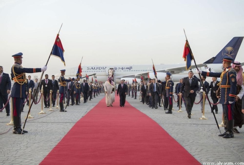 صور من إستقبال رئيس مصر عبد الفتاح السيسي لولي العهد السعودي لدى وصوله مصر