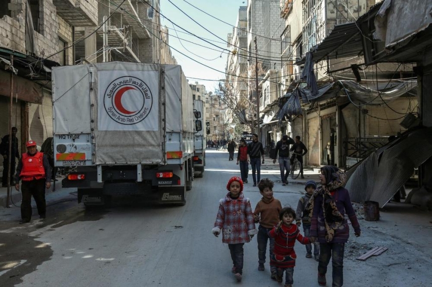 قافلة مساعدات في دوما قبيل عزلها من بقية مدن الغوطة (أ ف ب)