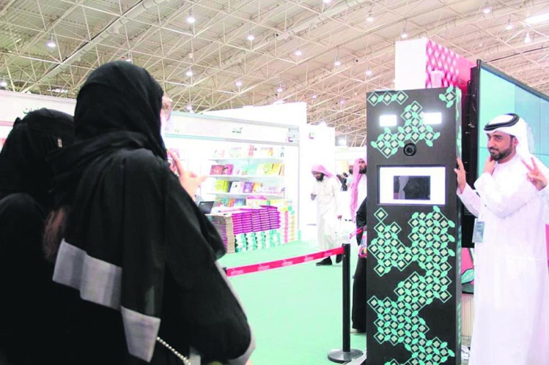 500 صورة فورية يهديها الجناح الإماراتي لزوار معرض كتاب الرياض يوميا