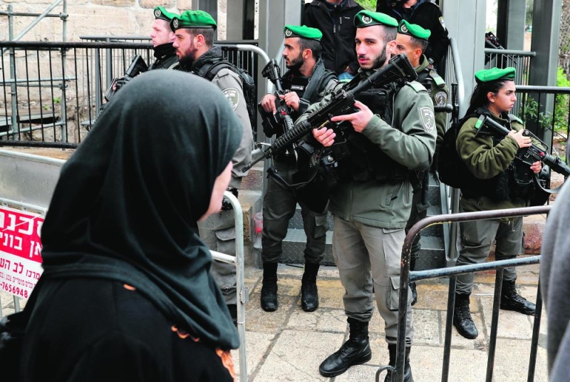 استشهاد 10 فلسطينيين في «مسيرة العودة» وسقوط مئات الجرحى