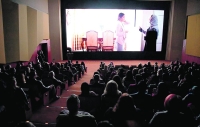 
أمريكيون يتابعون أحد الأفلام السعودية (واس)