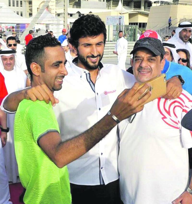 نجما الكوميديا البحرينية علي الغرير وخليل الرميثي يلتقطان صورة مع الشيخ ناصر بن حمد الخليفة