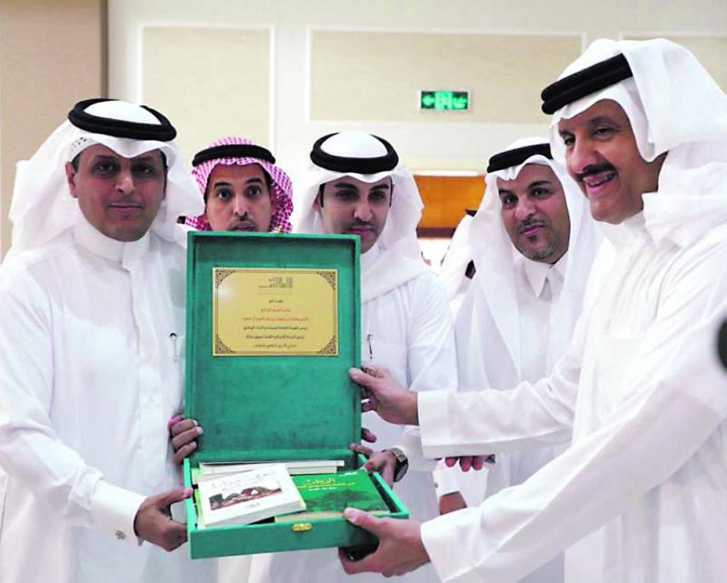«أدبي الطائف» يهدي الأمير سلطان بن سلمان إصداراته