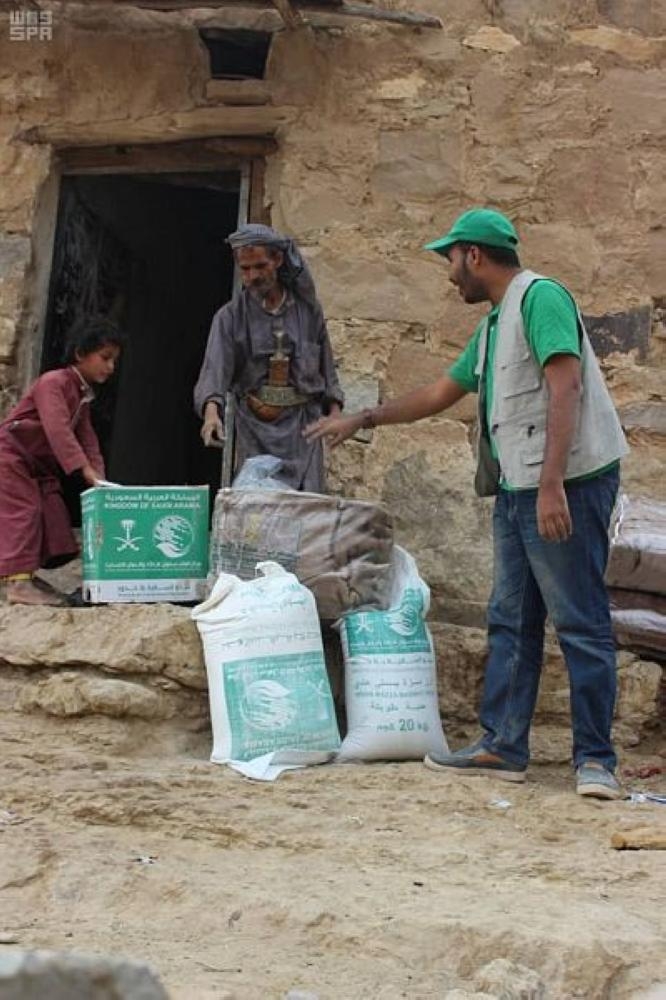 مركز الملك سلمان يوزع 1000 سلة غذائية على قرى نهم بصنعاء