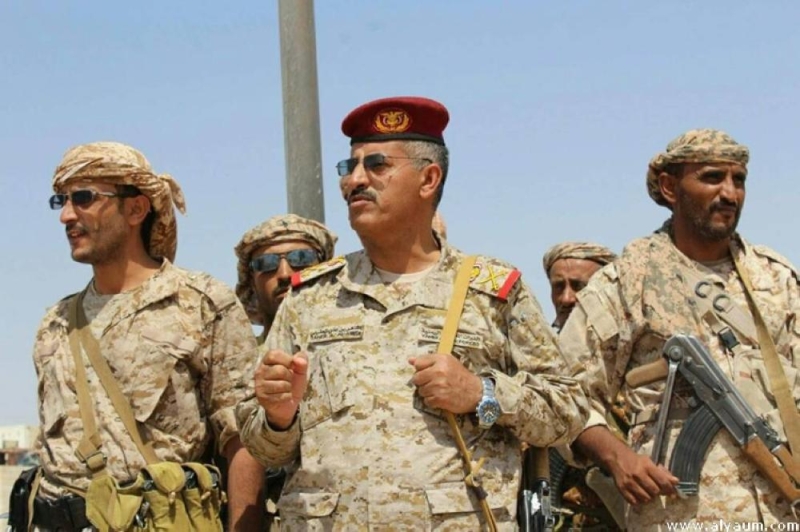 رئيس أركان الجيش اليمني يطلع على سير المعارك ويشيد بدور