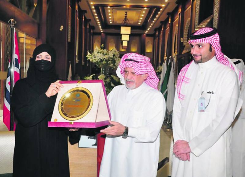 الرويسان أول عربية تفوز بجائزة المجلس العالمي للحضارات والثقافات