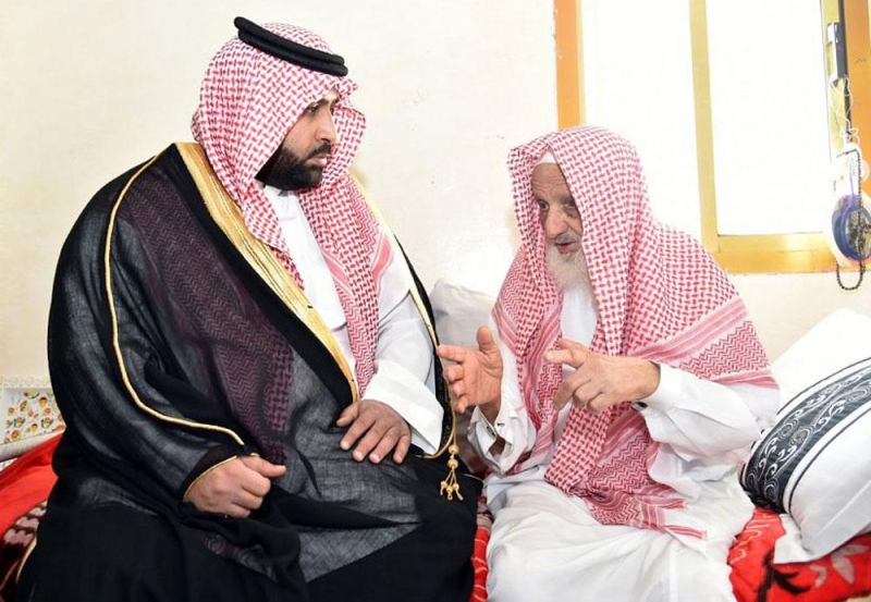 الأمير محمد بن عبدالعزيز ينقل تعازي القيادة لذوي الشهيد «الفيفي»