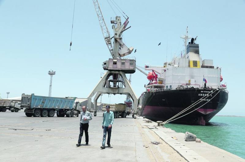 السفير آل جابر: الميليشيا تحتجز 19 سفينة مشتقات نفطية بـ«الحديدة»