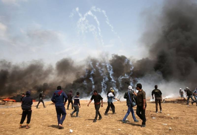 قوات الإحتلال تفرق مسيرة بالرصاص الحى والغاز وتصيب عشرات الفلسطينيين