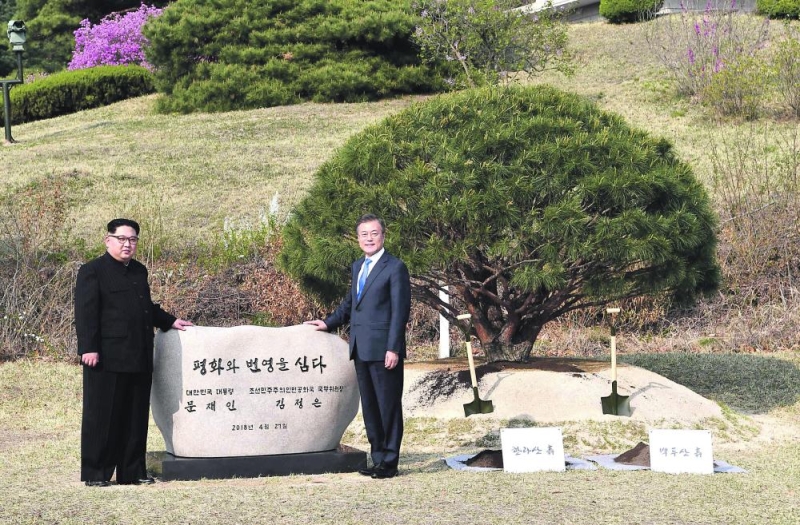 كيم ومون يسطران تاريخًا جديدًا من السلام بين الكوريتين