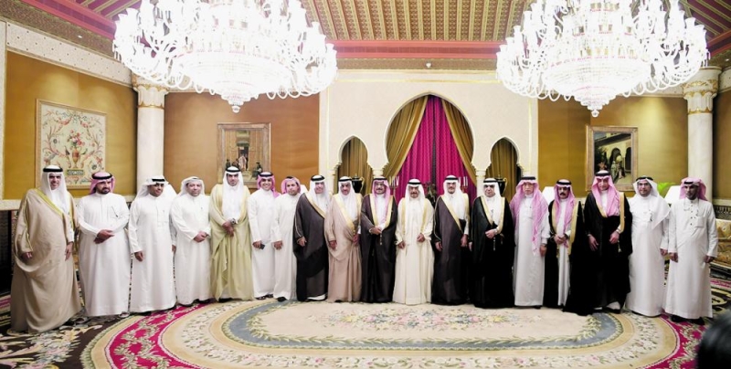 الأمير خليفة بن سلمان يشيد بالمهنية العالية وتميز الصحافة السعودية