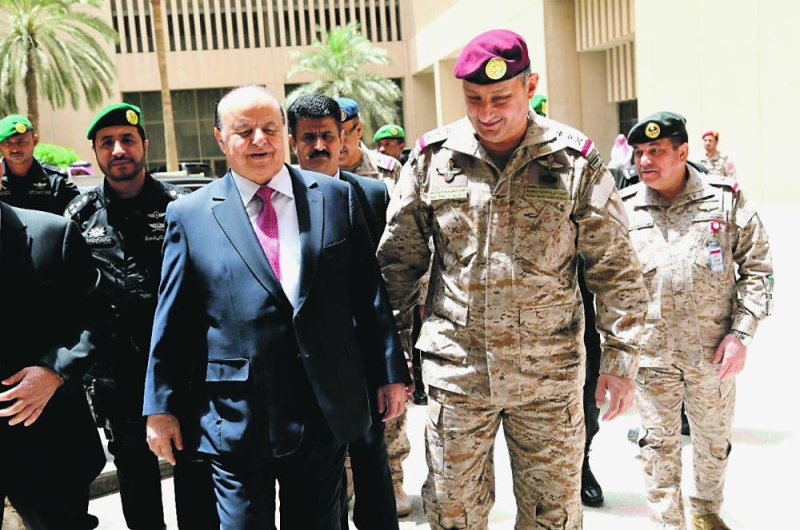 الرئيس اليمني يزور قيادة القوات المشتركة
