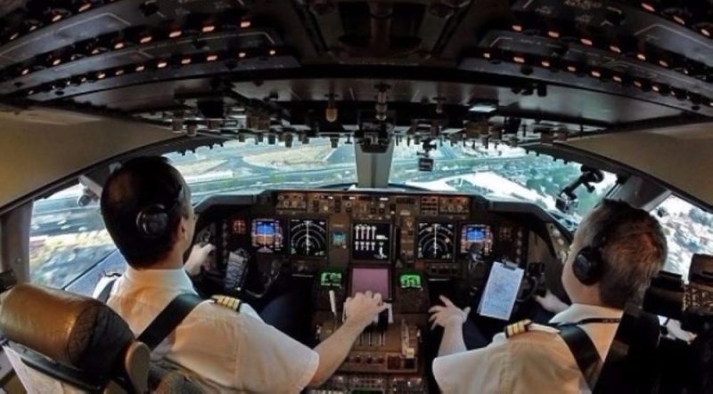 ماذا فعل قائد طائرة عندما فوجئ بانفصال زجاج قمرة القيادة؟