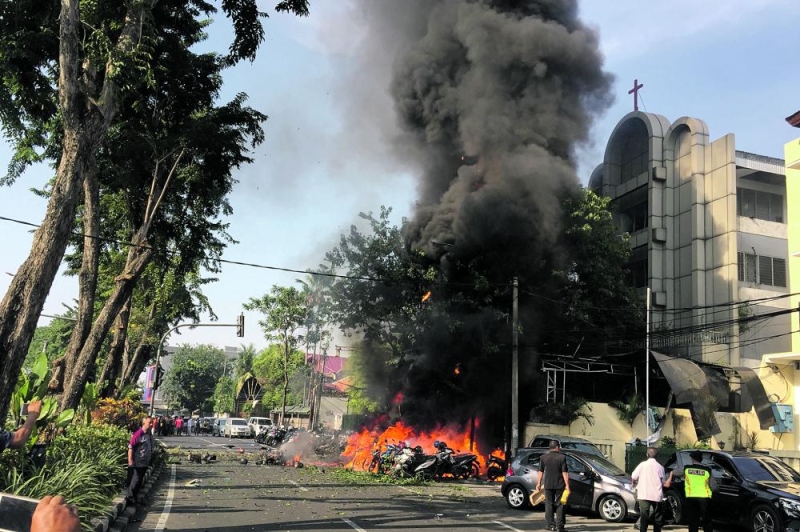 أسرة انتحارية أخرى تنفذ هجومًا إرهابيًا في إندونيسيا