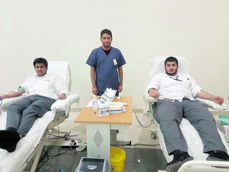 215 طالبًا بمعهد التدريب يتبرعون بالدم