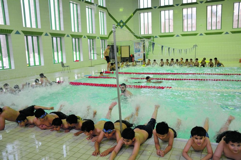60 مشاركًا في ختام برنامج السباح الصغير