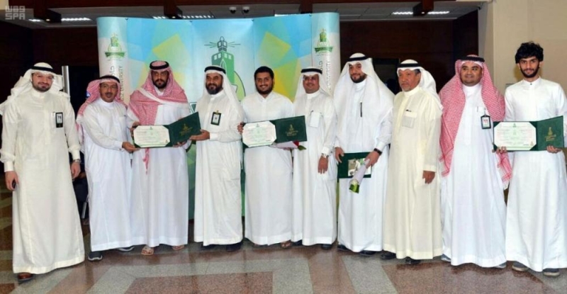 جامعة الملك عبد العزيز تسلم الإصدار الخامس من وثائق خريجيها