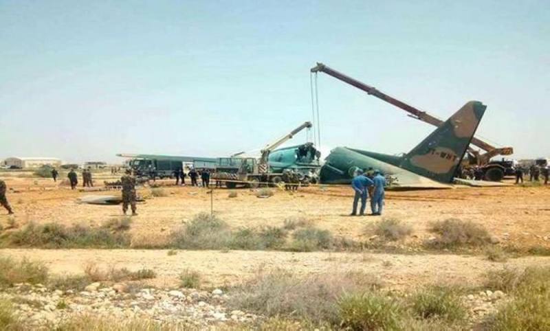 انحراف طائرة عسكرية جزائرية عن مسارها وإصابة طاقمها