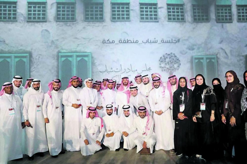 نائب أمير مكة يشارك 40 شابا حوارا مفتوحا في جدة التاريخية