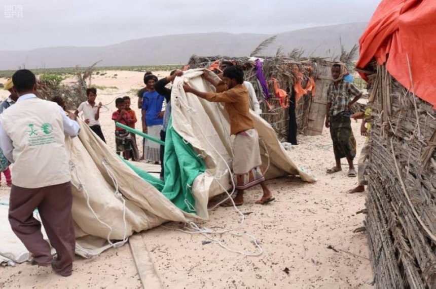 سقطرى: 2400 مستفيد من مساعدات مركز الملك سلمان لمتضرري 