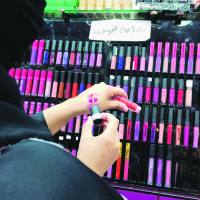 زيادة الطلب على المستلزمات النسائية وأدوات التجميل خلال رمضان