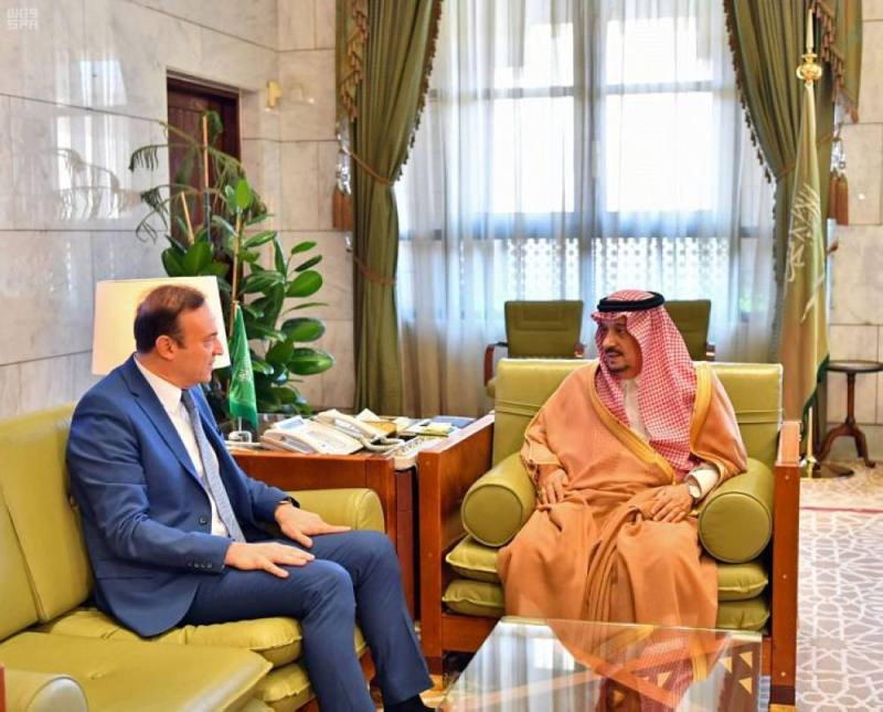 أمير الرياض  يستقبل سفير لبنان