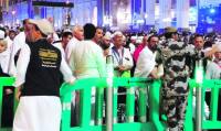 شباب مكة يشاركون رجال الأمن في تهيئة الممرات
