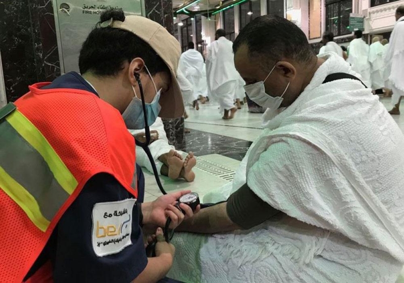 «شباب مكة» يسعفون المعتمرين المصابين في المسجد الحرام