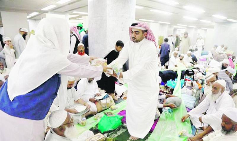 موائد الإفطار في المسجد الحرام مزيج ثقافي بين الصائمين