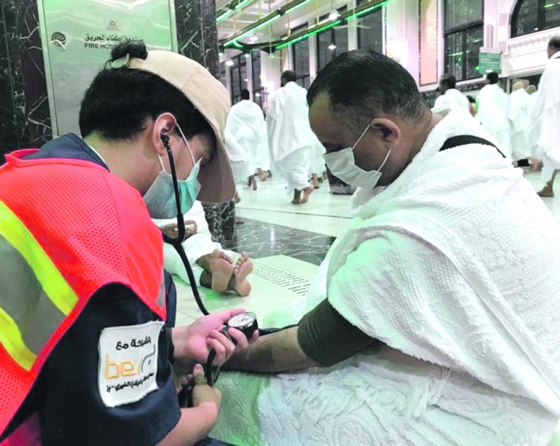 إسعافات أولية تطوعية للمعتمرين المصابين بالمسجد الحرام
