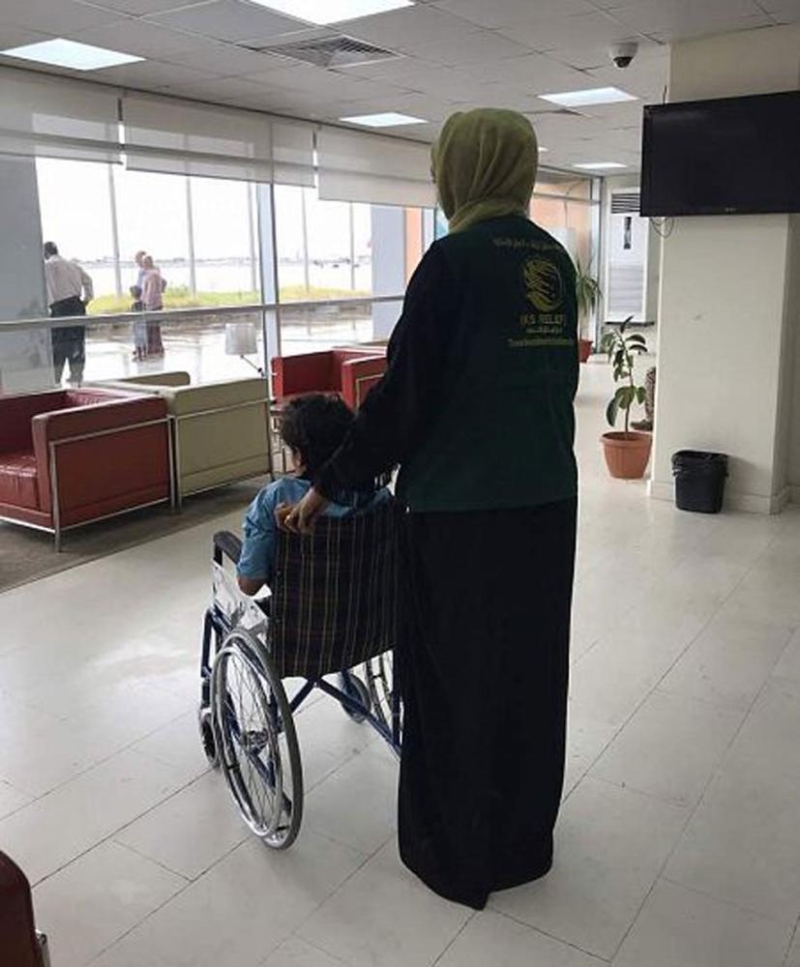 الطفل المصاب بقذيفة حوثية فى تعز يغادر إلى المملكة للعلاج 