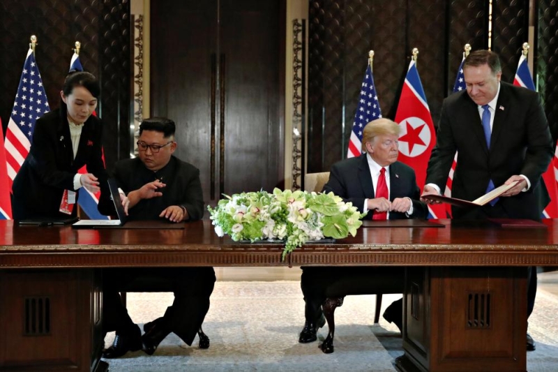 الرئيس الأمريكي وزعيم كوريا الشمالية يوقعان 