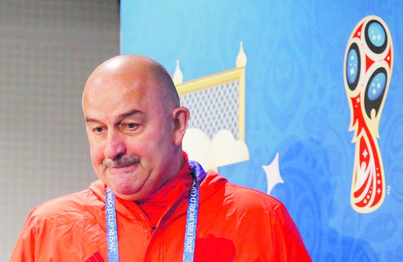 مدرب المنتخب الروسي يدعو «أصحاب الشوارب» لحضور المباراة