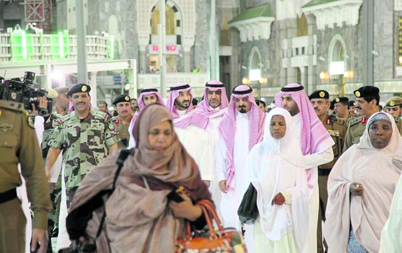 نائب أمير مكة يقف ميدانيًا على الجهود المبذولة لخدمة ضيوف الرحمن