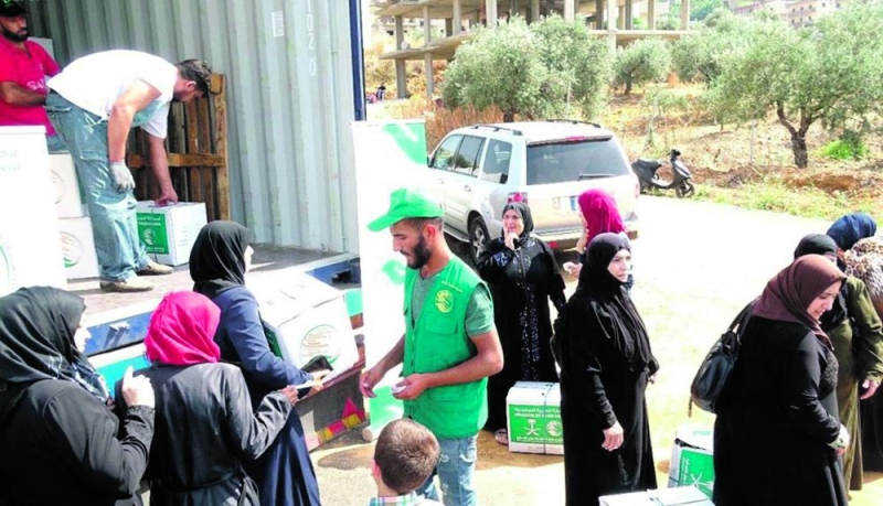 مركز الإغاثة يوزع مساعدات على السوريين في لبنان