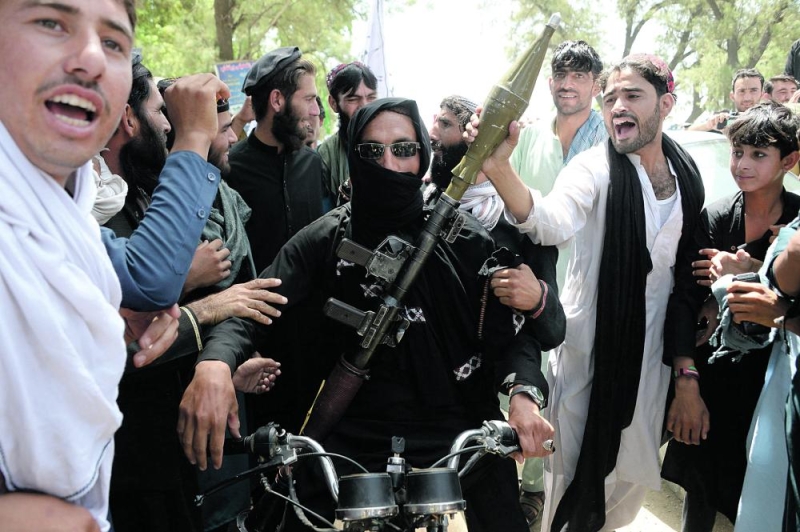 جنود طالبان يستغلون الهدنة ويحتفلون بالعيد في مدن أفغانستان