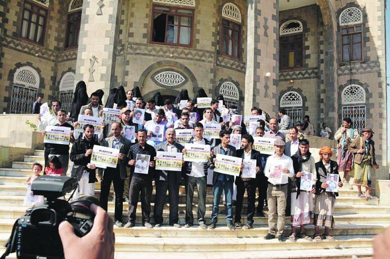 .. و«مراسلون»: الحوثيون يحتجزون 10 صحفيين