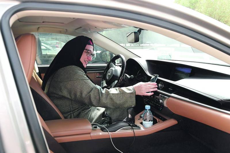 سيدات: قيادة المرأة تخفف عدد السائقين الأجانب