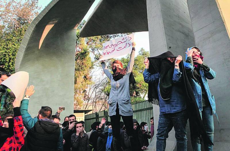عملة إيران تتهاوى.. والمحتجون إلى شوارع طهران