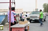 شوارع الأحساء «ساحة مفتوحة» للعمالة السائبة لبيع الرطب