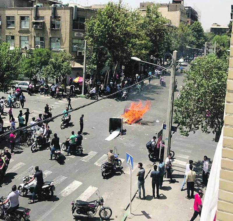 مظاهرات إيران تتسع.. ودعوات لإسقاط المرشد